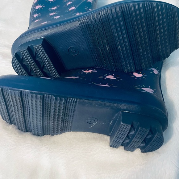 🤍🌷💎Target Pink and Black Rain Boots - Picture 4 of 14